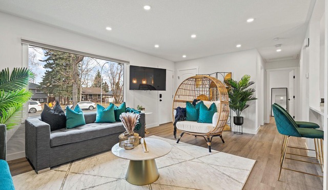 Bluebird's | Upscale | DT 10 Min Free Parking