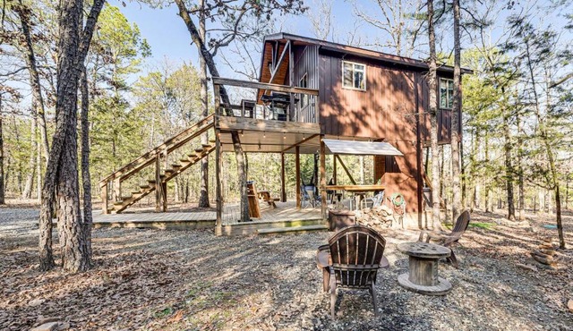Bluebird Treehouse Near Kiamichi Mtns with Hot Tub
