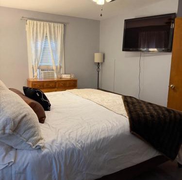 Bluebonnet apartment Athens tx king size bed 2 min from courthouse