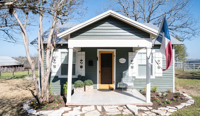 Bluebonnet Bungalow near Roundtop 1940s farmhouse with 2022 comfort
