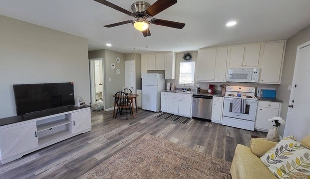 Bluebonnet Cottages by the Lake - Cabin 10