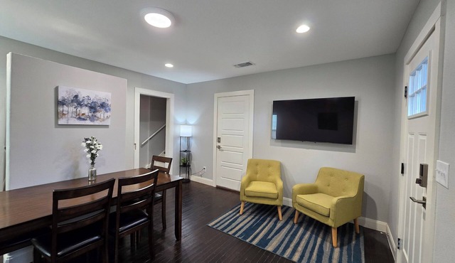 Bluebonnet Cottage Duplex in Downtown Denison-Perfect Blend of Charm & Comfort