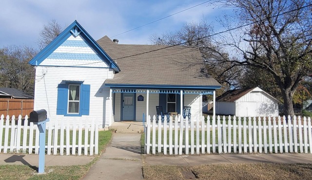 Bluebonnet Cottage: Victorian Home w 2/king beds & game room in central Cleburne
