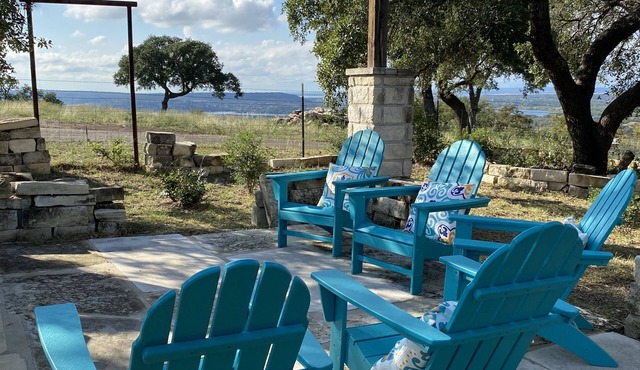 BLUEBONNET WEEKEND GETAWAY ~ HILL COUNTRY, LAKE VIEWS & SPA !