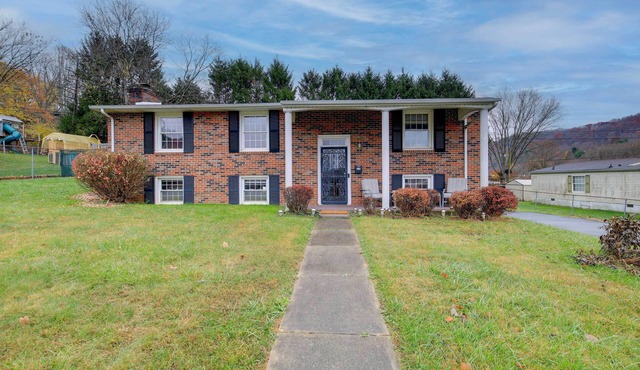 Bluefield Home w/Covered Deck - Near Parks!