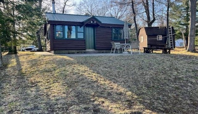 Bluegill Lake front, Up North, cozy peaceful getaway. 2-bedroom cabin. Rustic.