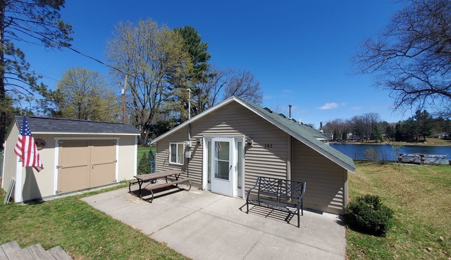 Bluegill lake -Lake front retreat- Dog friendly - additional charge