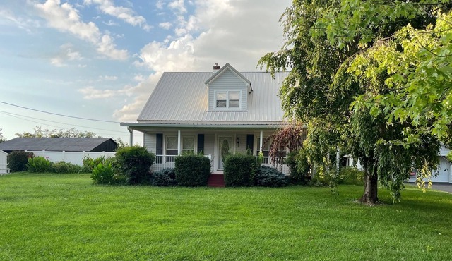 Bluegrass Bliss, farmhouse on acreage with pool