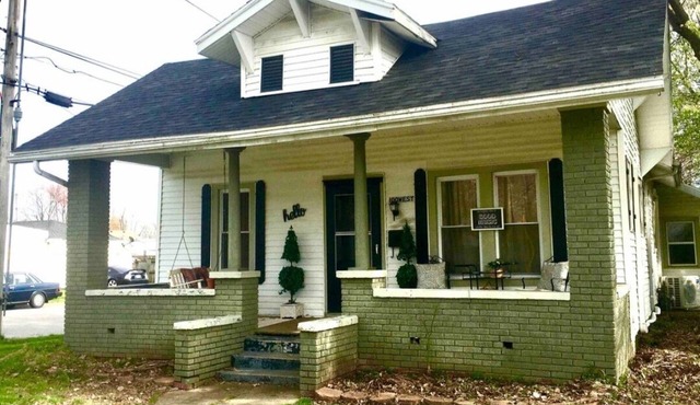 Bluegrass Bungalow 2 bedrooms with large porch