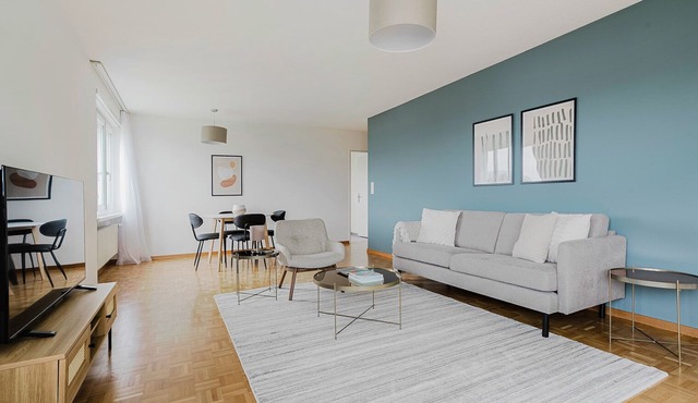 Blueground | Au, w/d, 3 min to market by bus