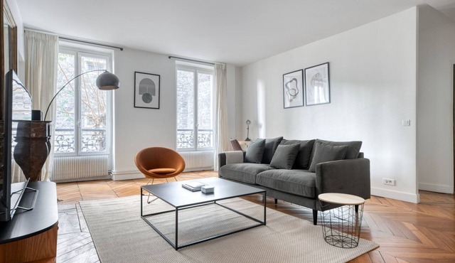 Blueground | Bastille, facing garden, nr Le Marais
