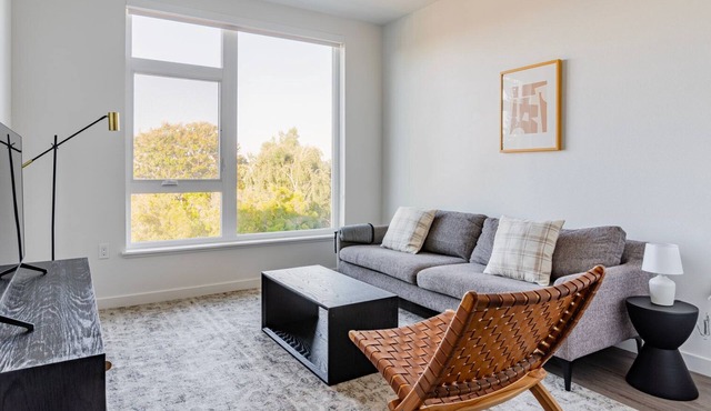 Blueground | Belmont, pool, nr Twin Pines Park