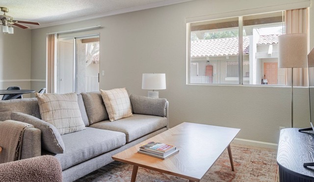 Blueground | Campbell, pool, nr Campbell Park