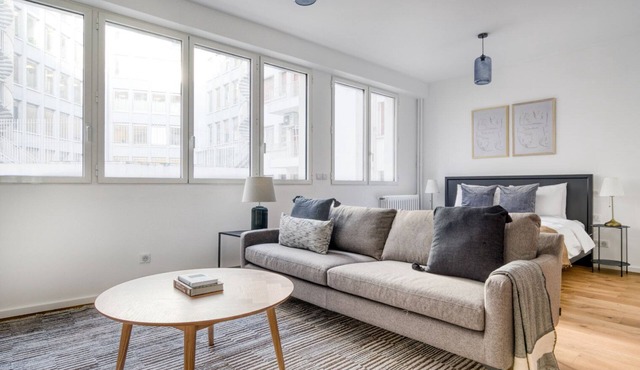 Blueground | Champs Elysées, concierge & elevator