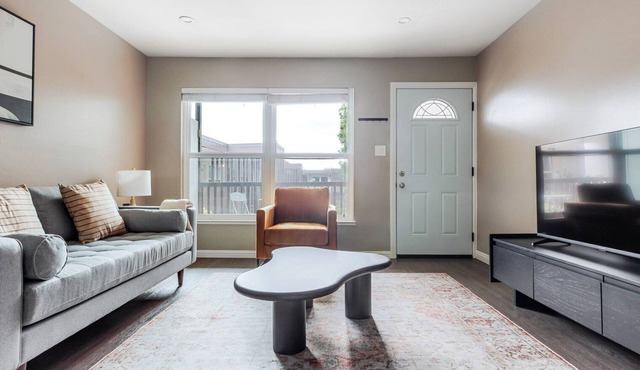 Blueground | Downtown, pool, nr Civic Center