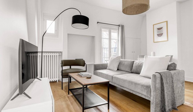 Blueground | Ecole Militaire, furnished, balcony
