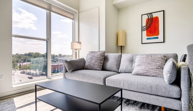 Blueground | Elmhurst, pool, nr Elmhurst Art Museum