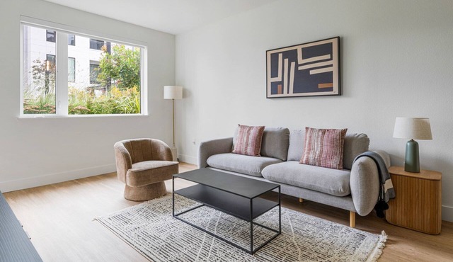 Blueground | Ingold - Milldale, pool, nr Bayfront Park