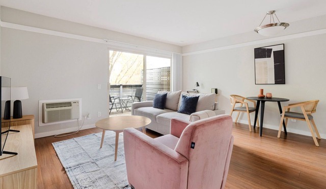 Blueground | Monta Loma, pool, nr Shoreline Park