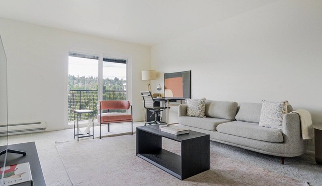 Blueground | North Queen Anne, balcony, nr Kerry Park