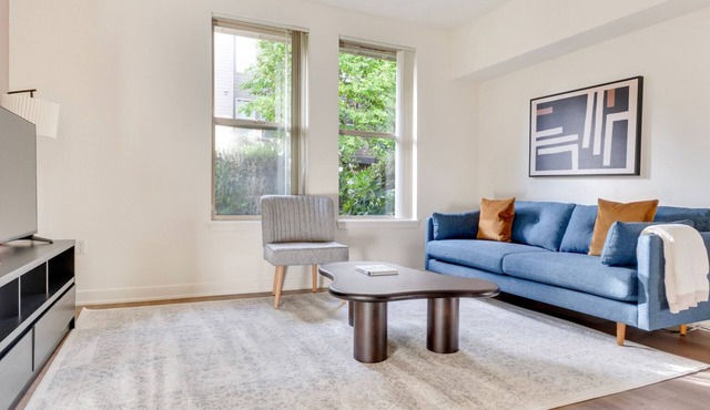 Blueground | Northwest Bellevue, balcony, nr Bellevue Park