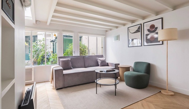 Blueground | Odéon, view, nr Notre-Dame