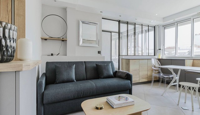 Blueground | Passy, move-in-ready + furniture