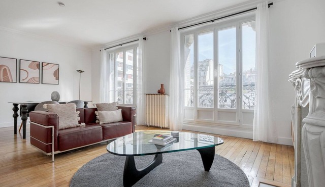 Blueground | Passy, nr shopping & dining