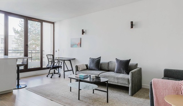 Blueground | Pont de Neuilly, nr dining & shops
