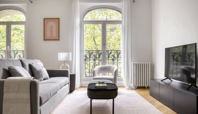 Blueground | Porte Saint Cloud, concierge