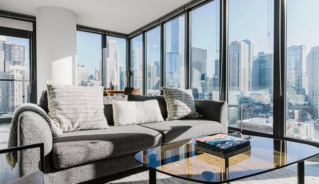 Blueground | River North, pool & w/d, nr Mile