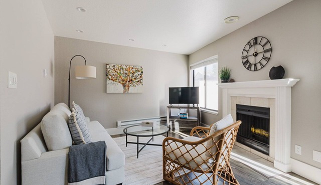 Blueground | San Mateo 2bd apartment