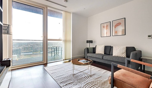 Blueground | South Quays, fitness center, nr Thames