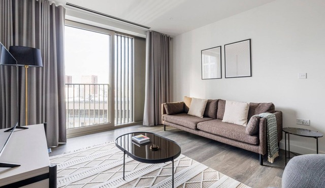 Blueground | Stratford, pool, nr Queen Elizabeth Olympic Park