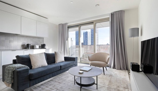 Blueground | Stratford, pool, nr Queen Elizabeth Park