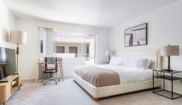 Blueground | Studio City, pool, nr Lake Balboa