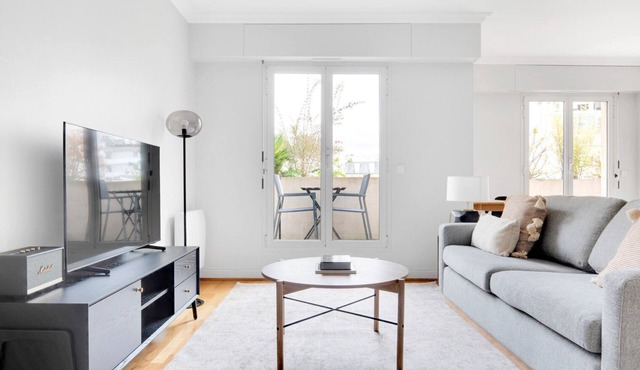 Blueground | Trocadéro, elev & balcony, nr museums