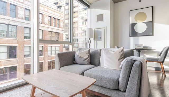 Blueground | West Loop Gate, pool, nr Union Station