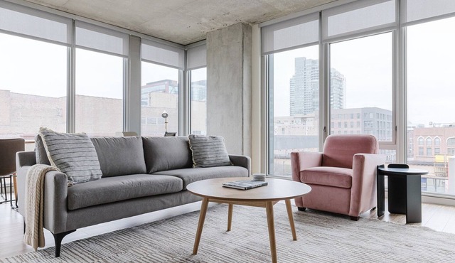 Blueground | West Loop, rooftop pool & gym