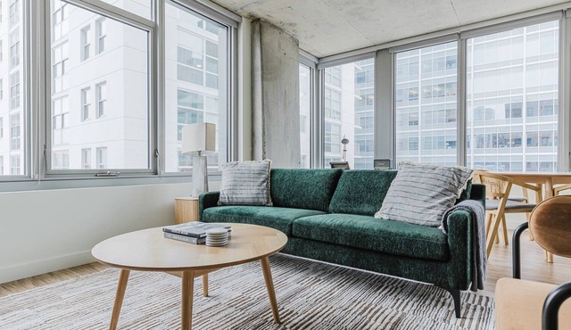 Blueground | West Loop, rooftop pool & gym