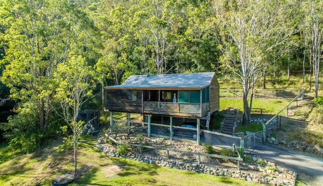 Bluegum Cottage - Private jacuzzi , very private bush views.