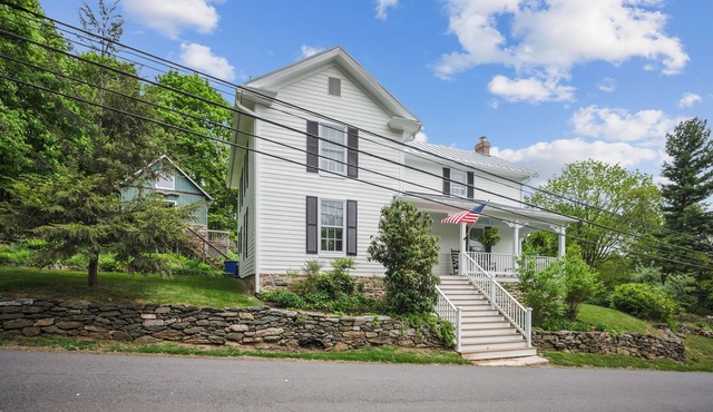 Bluemont Village - Wine Country Retreat Near Loudoun Vineyards and Venues