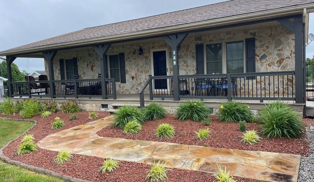 BlueRidge Pkwy cozy pet friendly home w/fenced yard, lovely views from decks