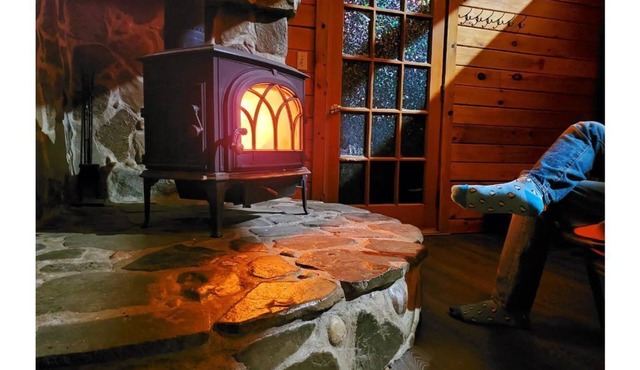 Bluestone At Entangled Acres - Log Cabin wWiFi on 16 Acre Animal Sanctuary