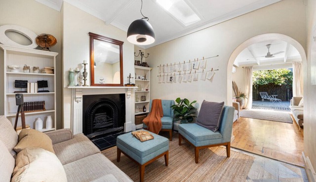 Bluestone Cottage—Vintage Courtyard Charm in CBD