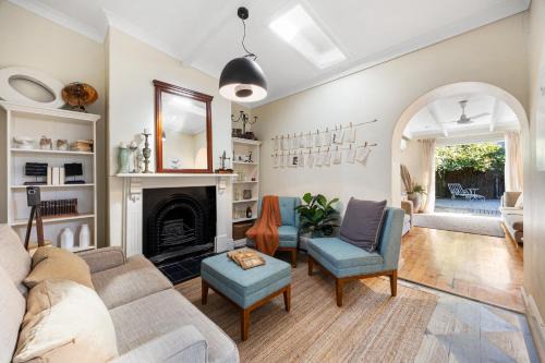 Bluestone Cottage - Vintage Courtyard Charm in CBD