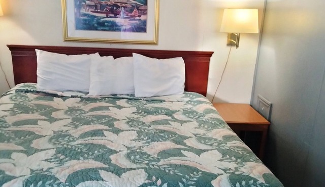 Blueway Inn & Suites El Dorado-Deluxe 1 King Bed Non-Smoking