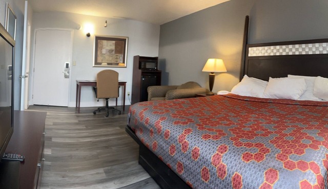 Blueway Inn & Suites Roseville - Deluxe 1 King Bed Non-Smoking
