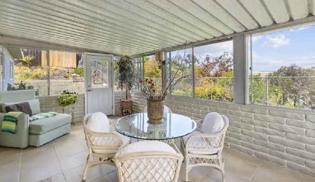 Bluff Bungalow/VIEW/3 mi to beach/King bed/Pet friendly