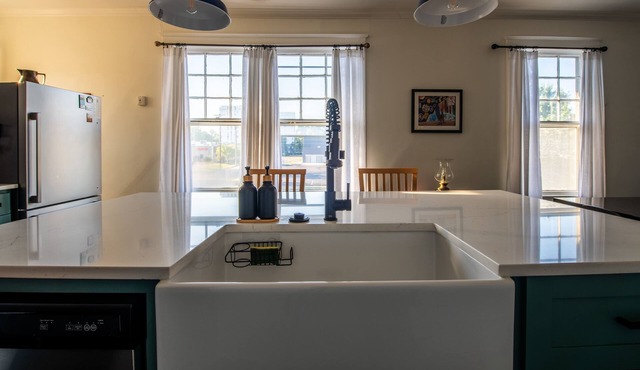 Bluff City Luxe-Loft; 2 bed/2 bath, king bed, 2000 sf! Newly Renovated